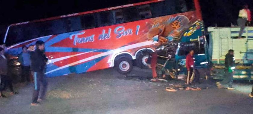 Un camión se estrella contra bus de pasajeros y deja una víctima fatal