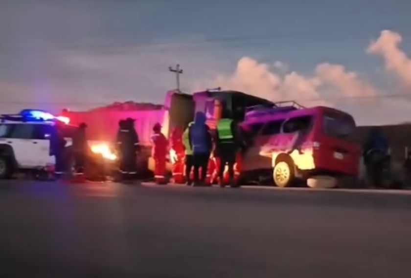 Potosí: Joven de 27 años pierde la vida atrapado en un minibús accidentado