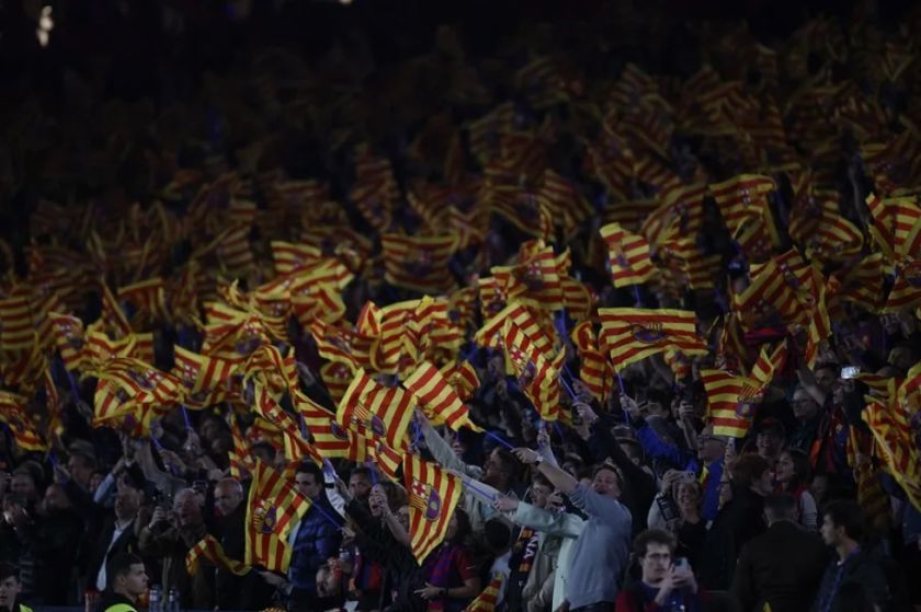Aficionados del Barcelona lanzan objetos al autobús del Atlético en su llegada al Camp Nou