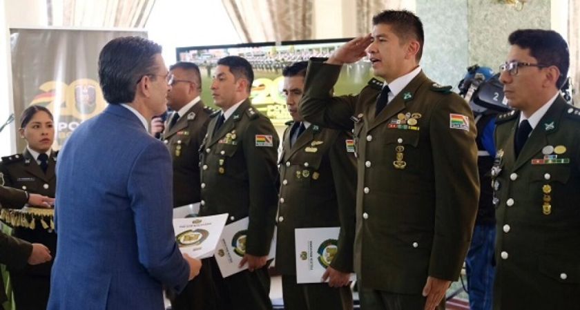 La Paz: 32 oficiales de la Anapol se gradúan en la especialidad de “Seguridad y Protección a Personas”