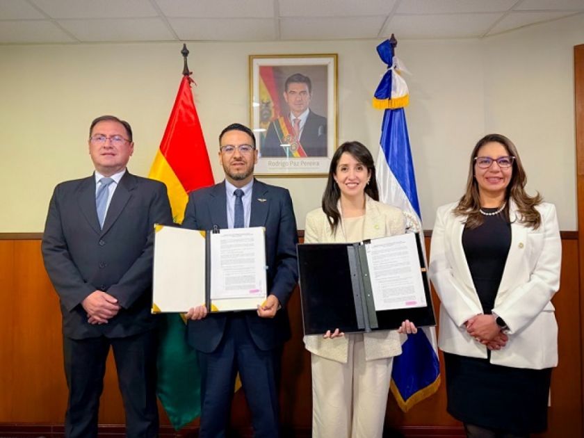 Bolivia y El Salvador firman memorándum para avanzar hacia una política de cielos abiertos
