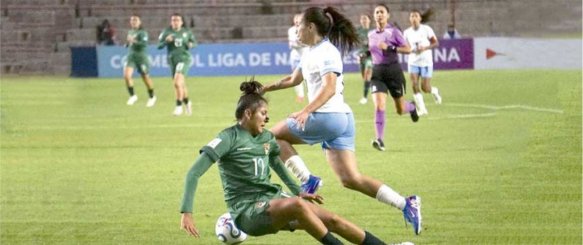 Bolivia cae y sigue última 