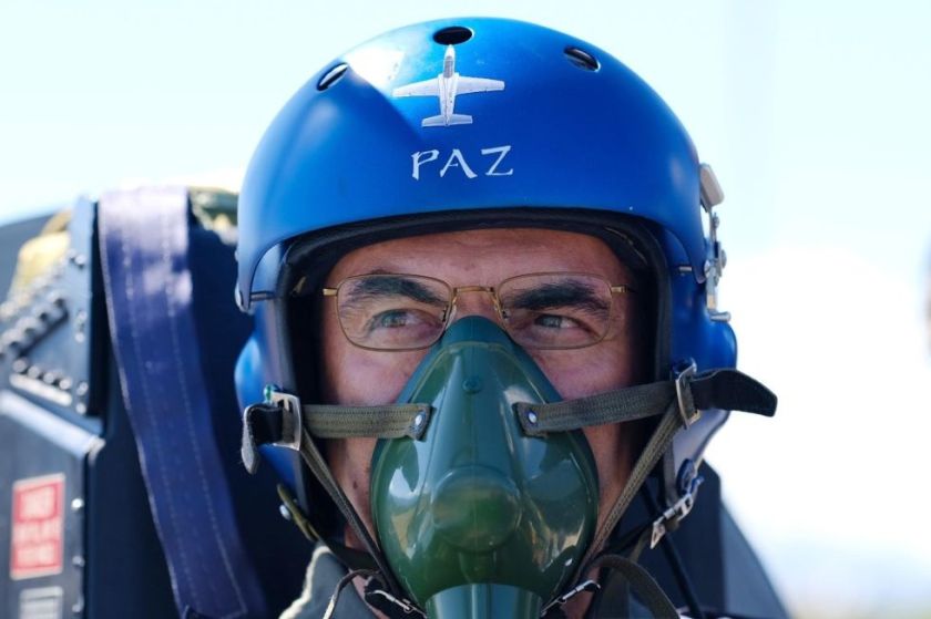 Tarija: Rodrigo Paz voló en avión militar en el aniversario de la batalla de 'La Tablada'