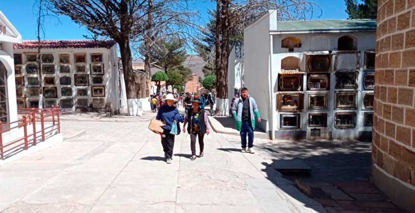 Denuncian venta ilegal de espacios en el cementerio de la Villa Imperial