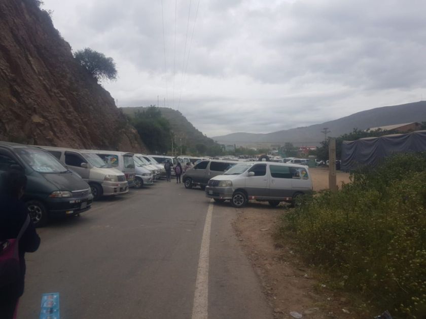 Transportistas reinstalan bloqueo en carretera que une Cochabamba con el occidente del país