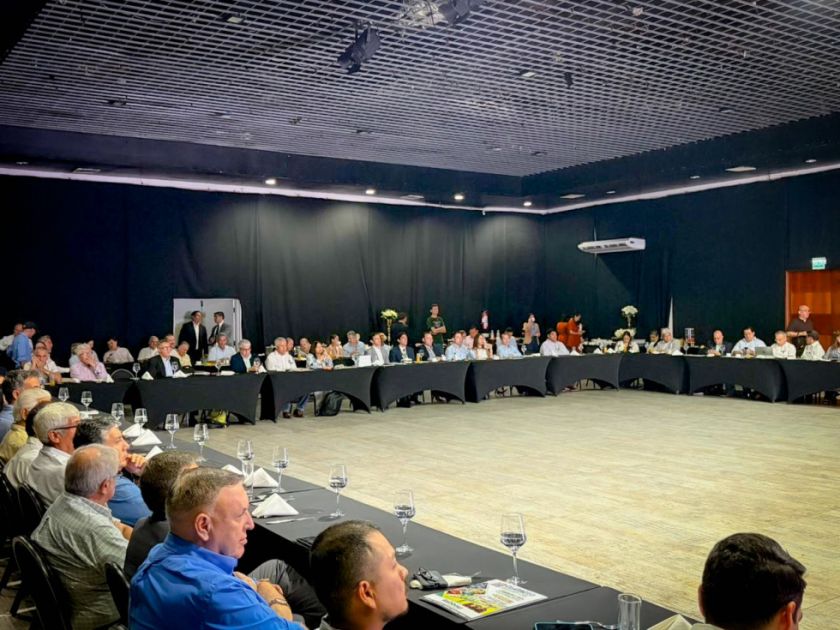 Ministerios de Obras Públicas y Desarrollo Productivo analizan el potencial de puerto Busch