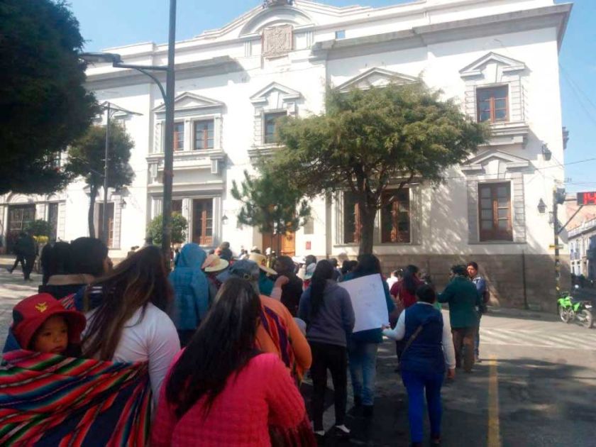 Padres bloquearon edificio  edil por desayuno escolar