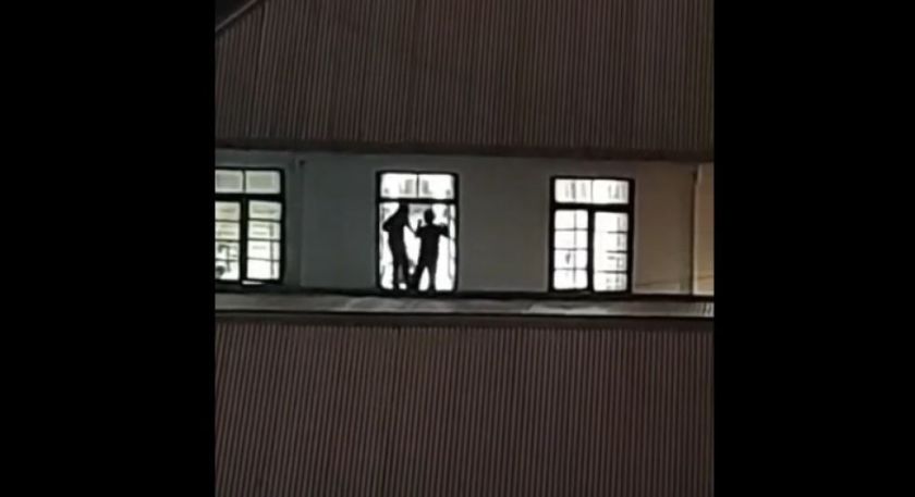 Niños de centro de acogida piden ayuda desde las ventanas