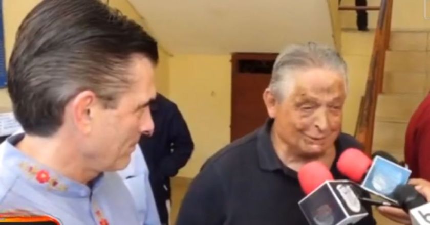 Rodrigo Paz acompaña a Jaime Paz Zamora en su votación en San Lorenzo