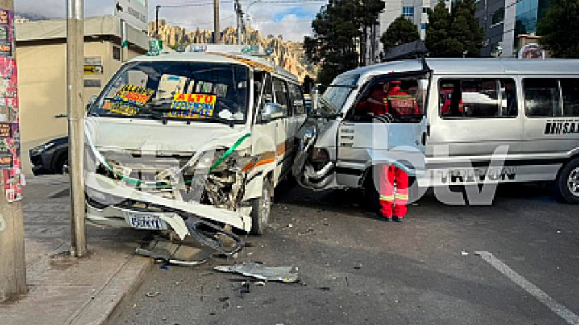 La Paz: Dos minibuses chocan de frente en Obrajes