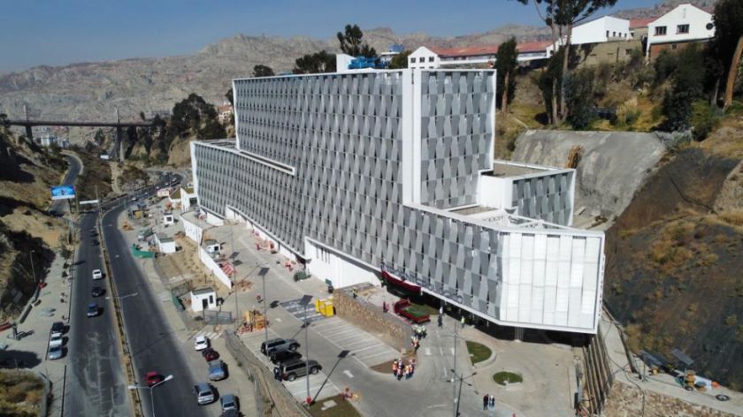 Aprehenden a representante de empresa que construyó el Instituto Gastroenterológico de La Paz