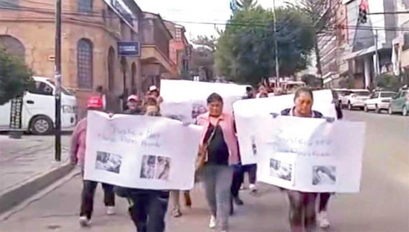 Mujer que atropelló y abandonó a la víctima está libre, su familia pide justicia