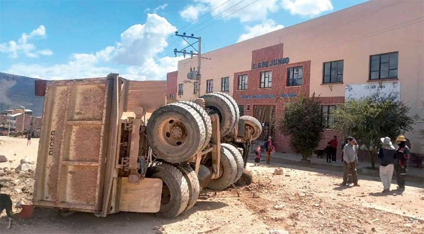 Una volqueta sin frenos  bajó casi un kilómetro  generando destrozos 