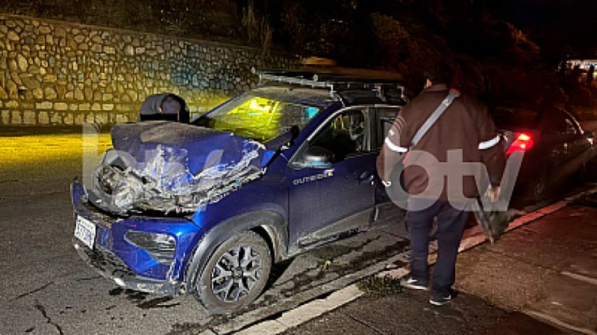 Cae roca de gran magnitud sobre un vehículo en una avenida de La Paz