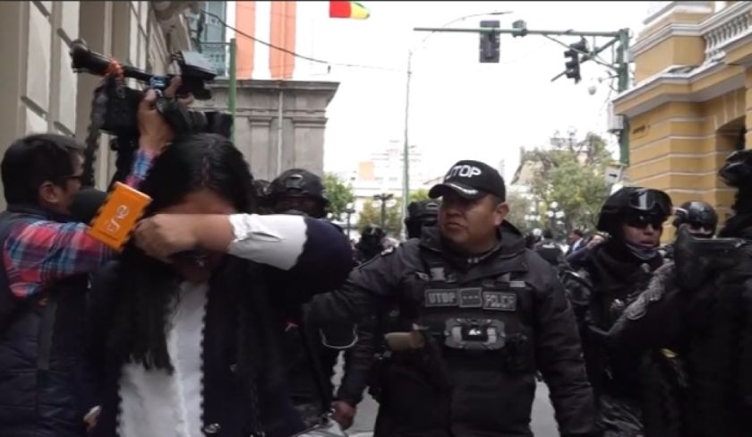 Violencia policial carga contra periodistas que cubrían una protesta de maestros