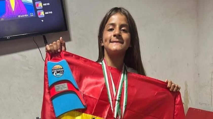 Joven boliviana se corona campeona de bodyboard en Chile 