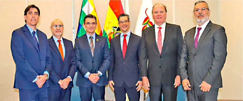 Paz habla de inversión con personeros de Coca-Cola