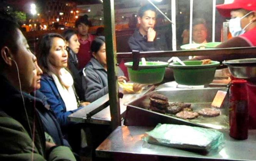 Intendencia Municipal controla la elaboración de las hamburguesas en la Villa Imperial