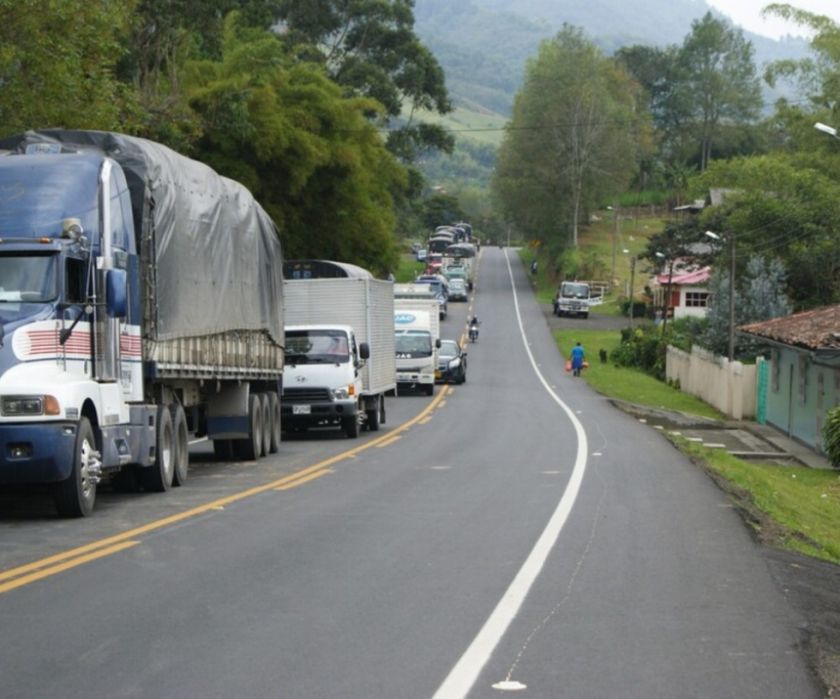 Colombia: Al menos siete fallecidos y 17 heridos por un atentado en la Vía Panamericana 