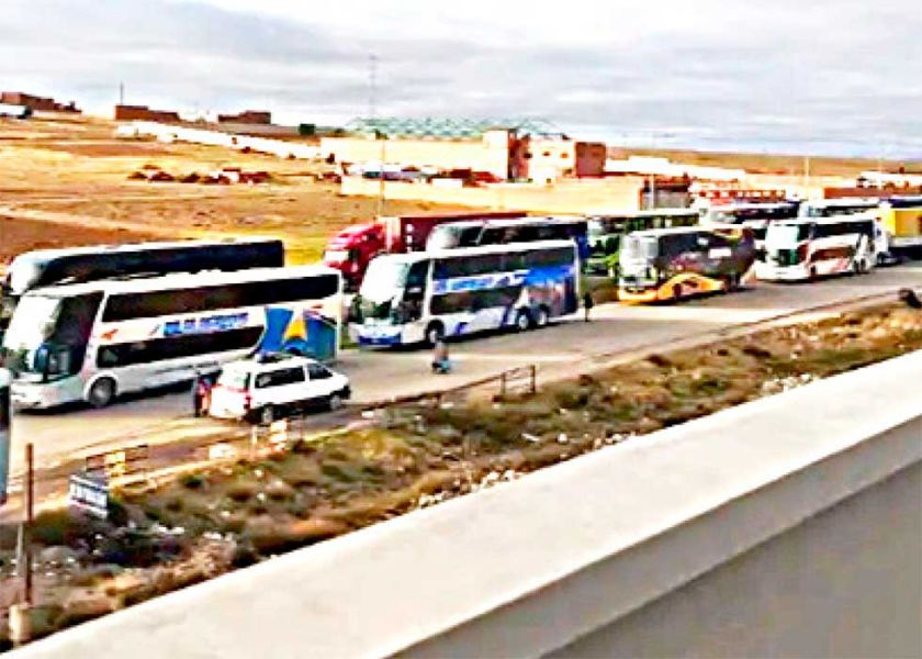 Levantan bloqueos tras la llegada de diésel en La Paz