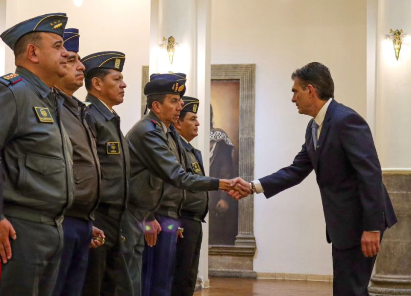 Presidente Paz se reúne con el Alto Mando Militar en Casa Grande
