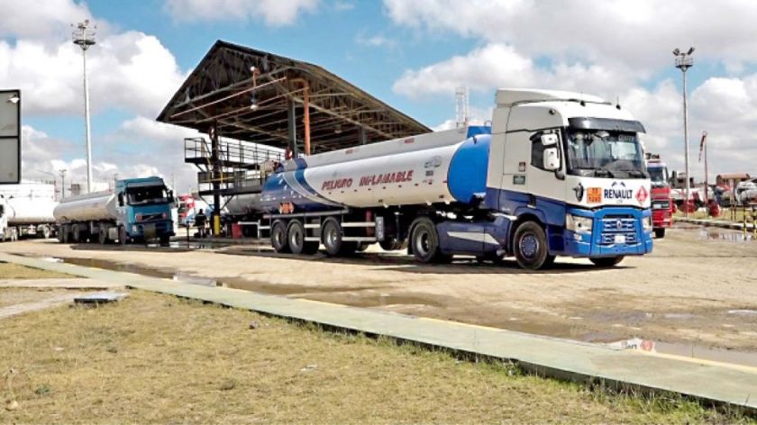YPFB da por solucionado el problema de la gasolina