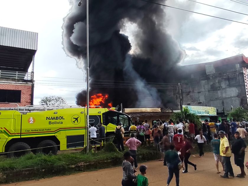 Pando: Bomberos de Brasil y Bolivia colaboran para sofocar incendio en tienda de llantas en Cobija