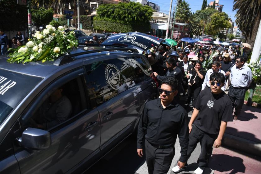 Dan el último adiós al magistrado Víctor Hugo Claure