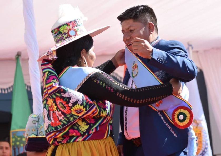Cochabamba: Loza jura como gobernador y promete combatir la flojera y la corrupción