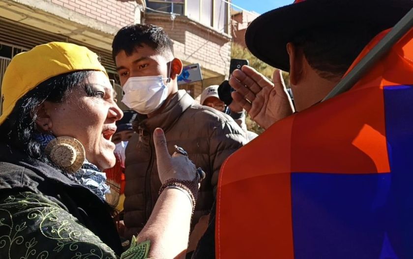 María Galindo es expulsada de la marcha indígena que ingresa a La Paz