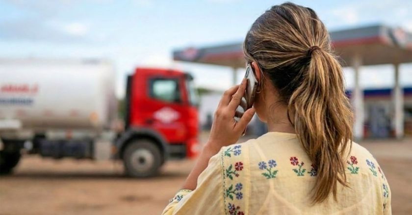 YPFB habilita líneas de WhatsApp para informar sobre el abastecimiento de combustibles