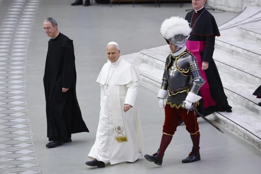 Trump al papa León XIV: «Le guste o no, Irán no puede tener un arma nuclear»
