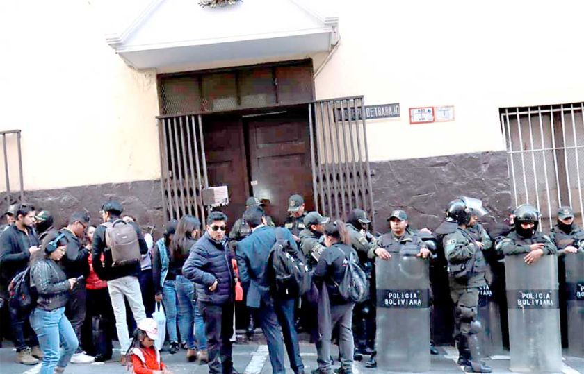 COB y campesinos exigen renuncia de Rodrigo Paz