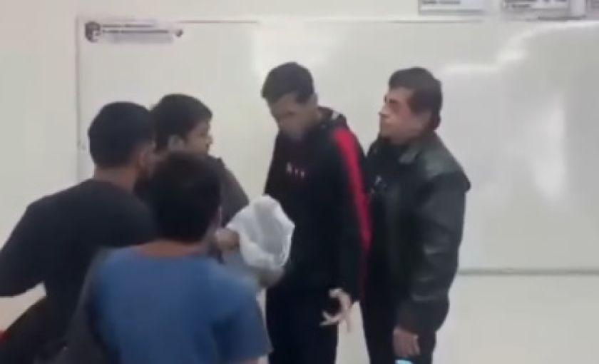 Un estudiante y su padre presionan y agreden a un docente en universidad de Santa Cruz