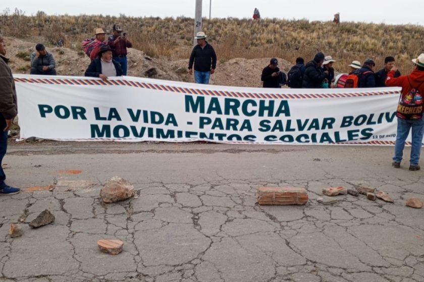 Evistas marchan desde Caracollo hacia La Paz