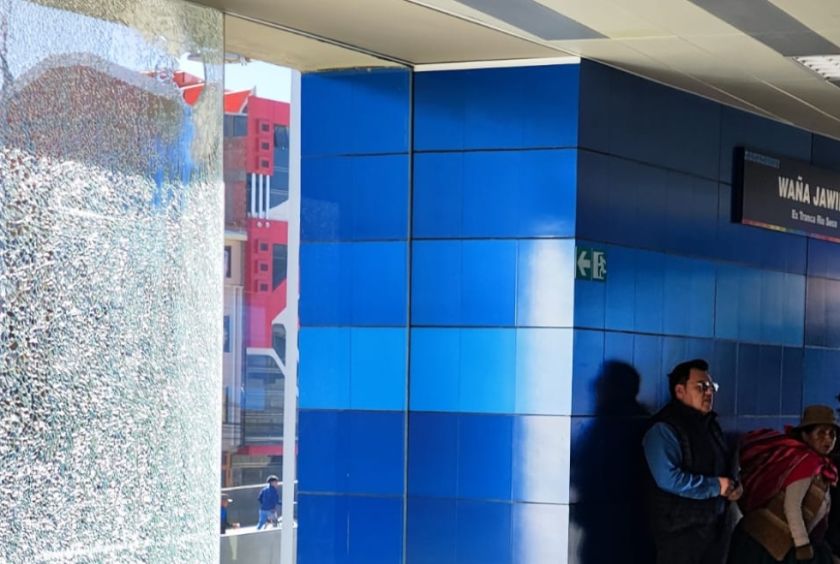 La Paz: Ataque de manifestantes provoca la paralización de la Línea Azul de Mi Teleférico