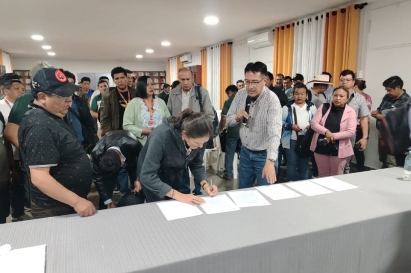 Gobierno y maestros rurales firman acuerdo y suspenden medidas de presión 