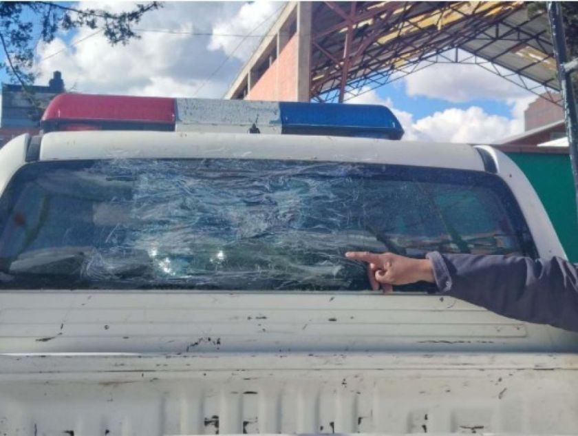 Investigan a cinco personas por daños a vehículo policial durante bloqueo en El Alto