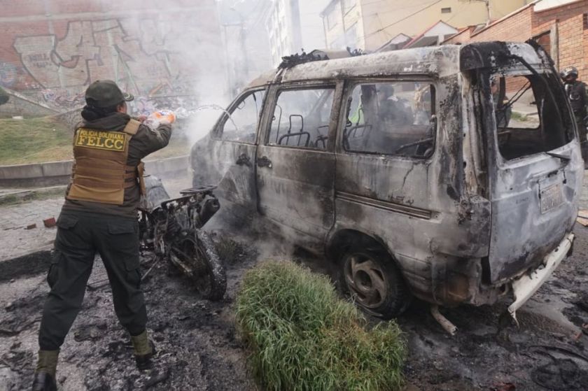 La Paz vive jornada de caos: Saqueos, incendios y violencia extrema tras marchas contra Rodrigo Paz