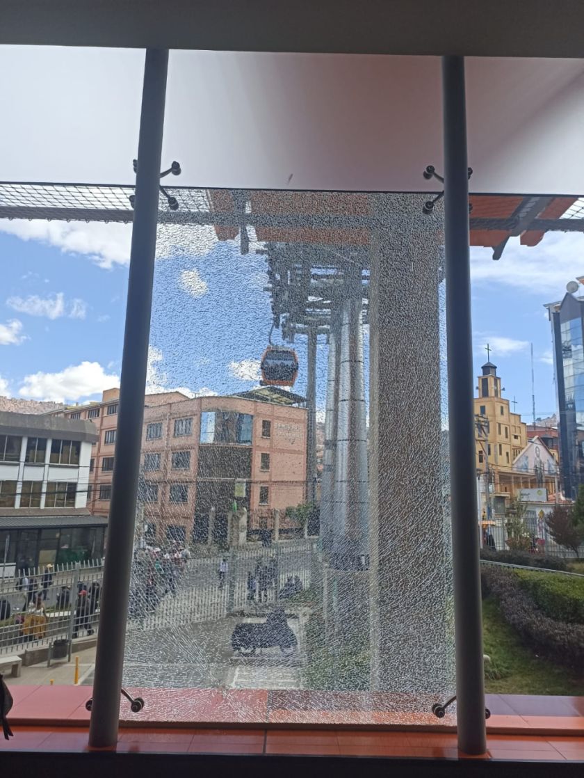 Movilizaciones La Paz: Destrozan vidrios de la estación Naranja del Teleférico