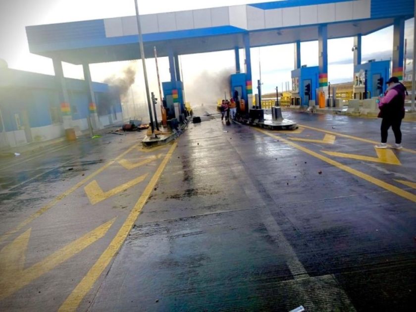 Atacan y destruyen estación de peaje de Vías Bolivia durante operativo del corredor humanitario