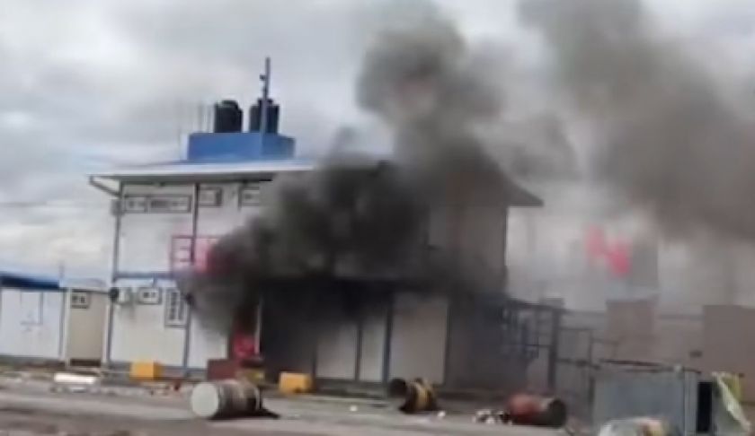 Incendian tranca de Achica Arriba tras enfrentamientos en la ruta La Paz–Oruro