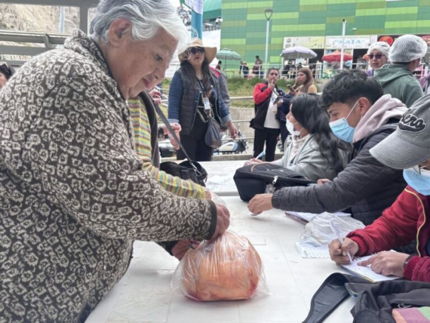 Emapa despliega venta masiva de pollo y refuerza abastecimiento en La Paz