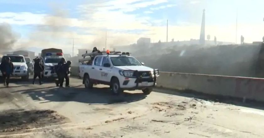 Ataques y bloqueos persisten en la ruta La Paz–Oruro pese a avance del corredor humanitario