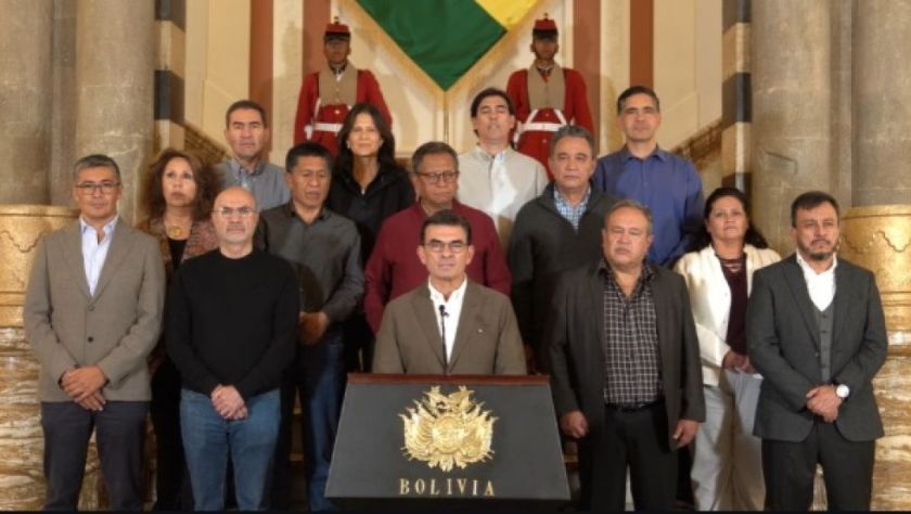 Presidente anuncia rebaja del 50% de su salario y el de sus ministros ante la crisis económica