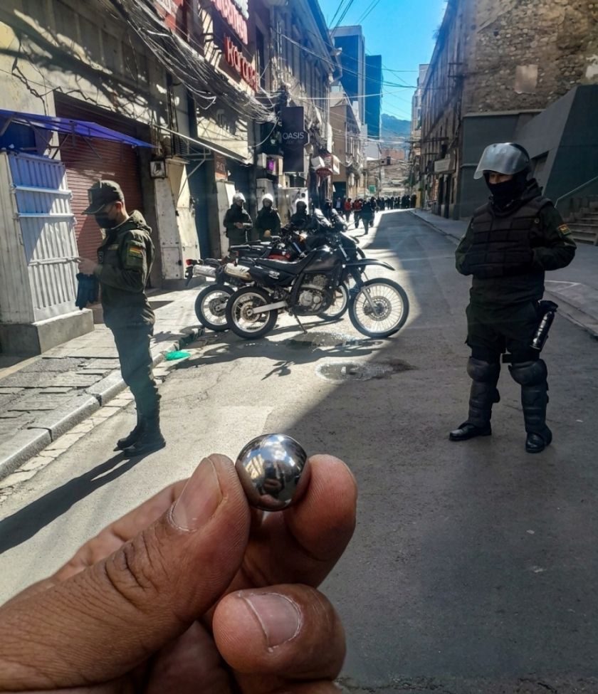 Policía Boliviana en La Paz denuncia que manifestantes usan petardos adulterados 