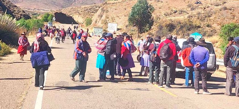 Los comunarios de Potosí son  obligados a bloquear caminos