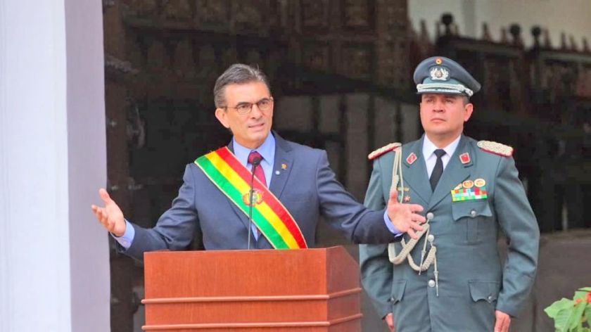 Cuestionan que solo el Presidente y sus ministros bajen sus salarios