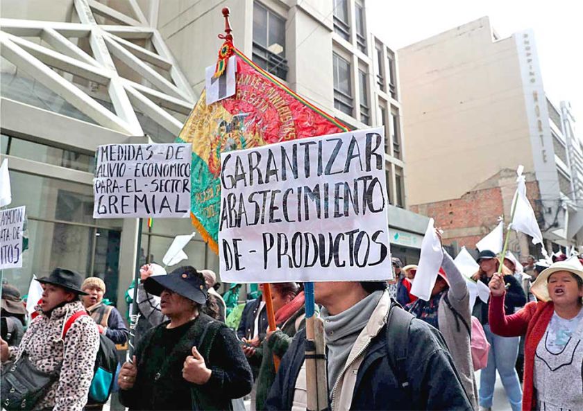 Bloqueos asfixian a varios sectores en La Paz y El Alto