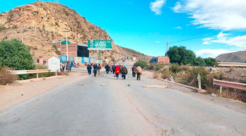 Potosí está cercado por  bloqueos y crece presión  política contra Paz